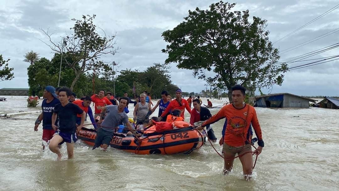 フィリピン　台風20号影響で81人死亡