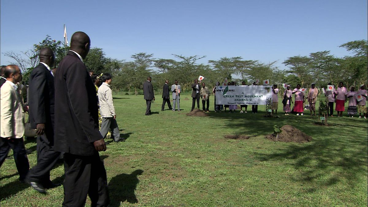 2010（平成22）年3月 ケニア　歌いながら歓迎する現地の人たち