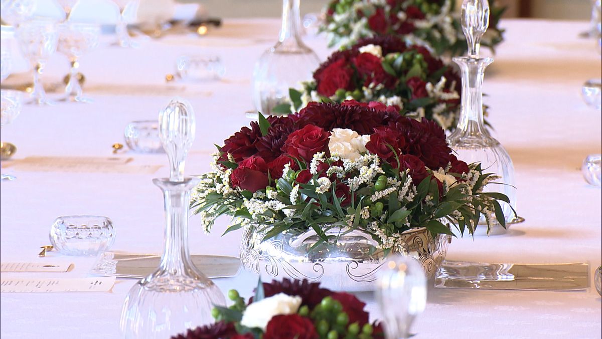 歓迎昼食会でテーブルに飾られたバラの花