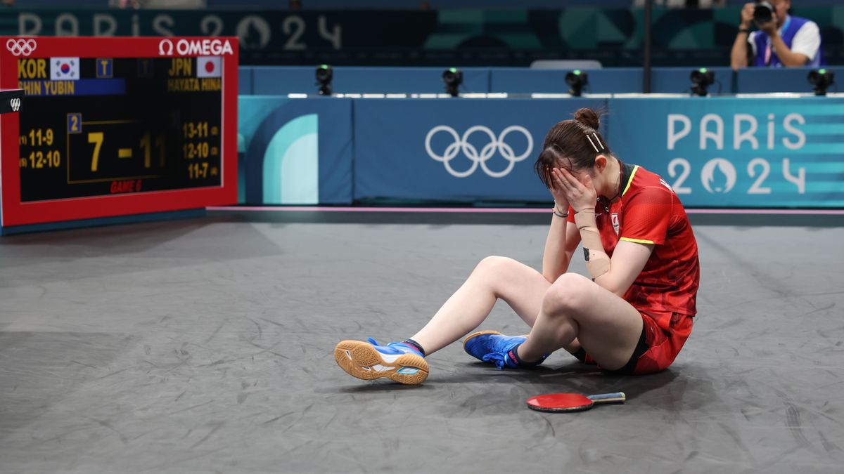 メダルが決まると泣き崩れる早田ひな選手(写真：新華社/アフロ)