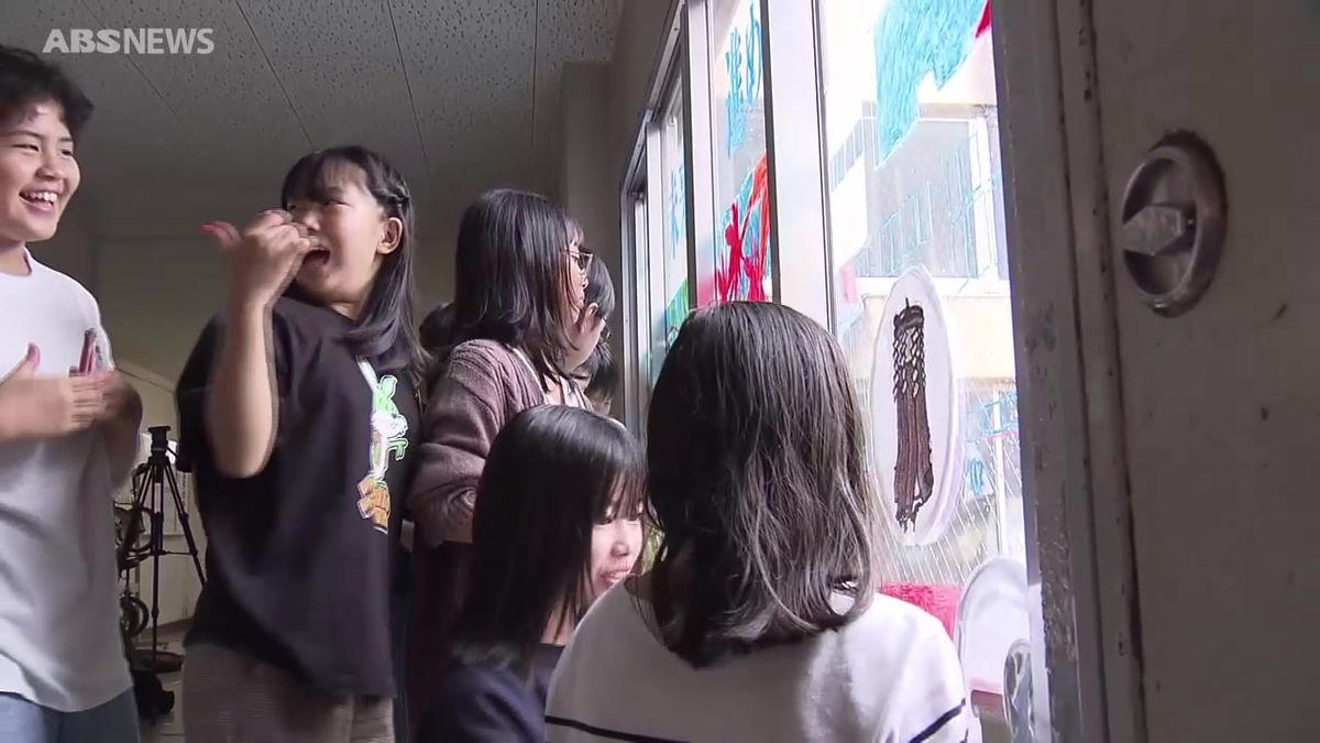 閉校する小学校で児童がウインドウアートに挑戦 秋田市下北手小学校