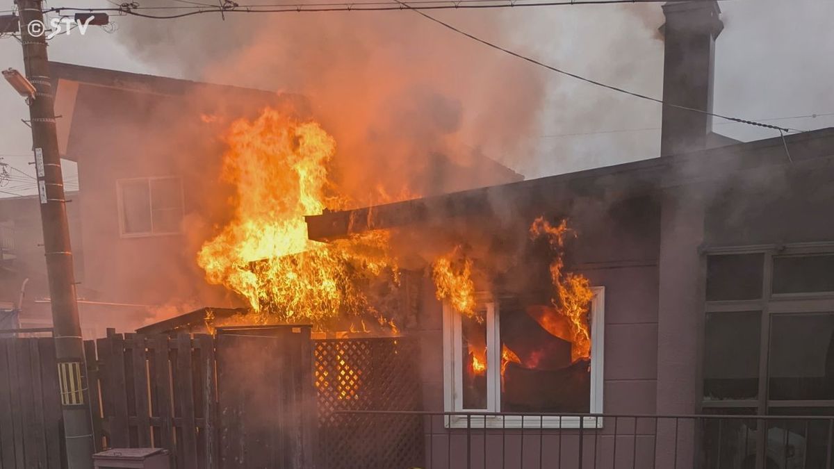 速報「ものすごい煙」３人の死亡確認　住宅が燃える火事　住人と連絡とれず　北海道室蘭市