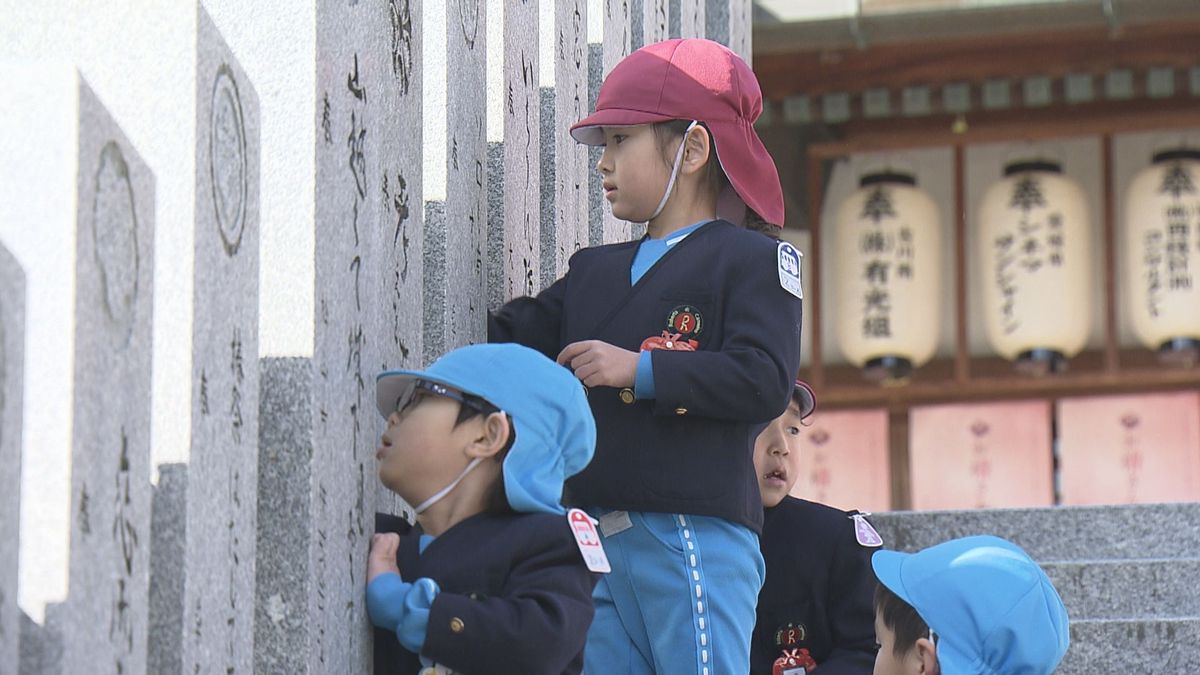 伊予路に春を呼ぶ「椿まつり」16日開幕を前に 地元園児が神社の清掃【愛媛】