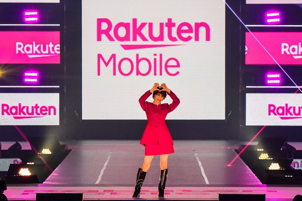 ランウェイを歩いた米倉涼子さん　(C)Rakuten GirlsAward 2024 AUTUMN/WINTER