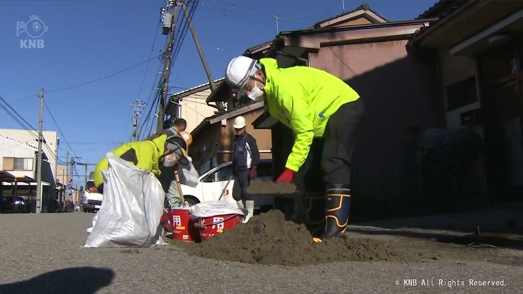 能登半島地震の発生から5日目　ボランティアが砂撤去