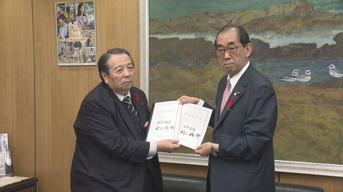 石破新内閣で総務相に起用 愛媛2区選出・村上誠一郎氏が大臣引継ぎ