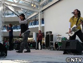 5人組ロックバンドFLOWに1万人「ライブ中心に頑張っていく」