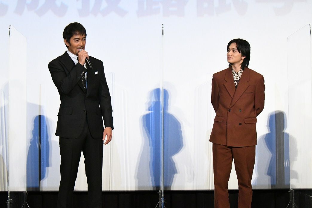 映画『とんび』完成披露舞台挨拶に登場した阿部寛さん（左）、北村匠海さん（右）