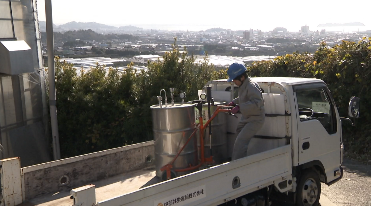 ドラム缶が運ばれたみかん農園