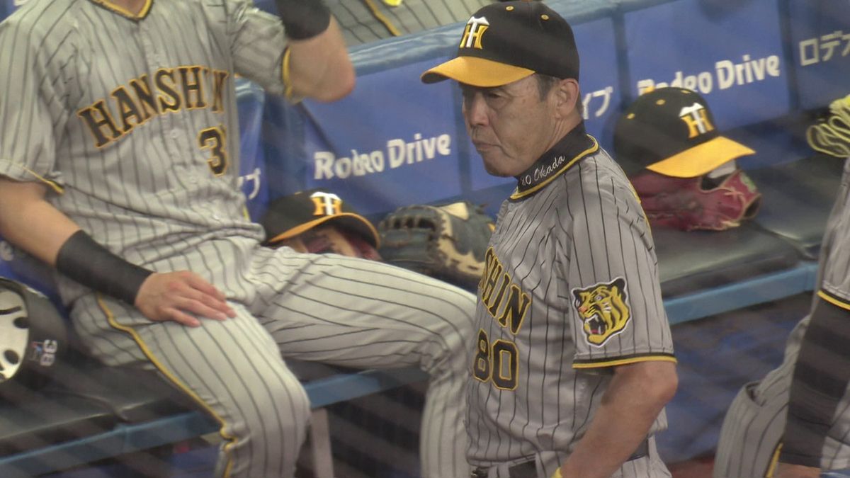 7回、阪神の攻撃で2者連続代打を告げる岡田彰布監督