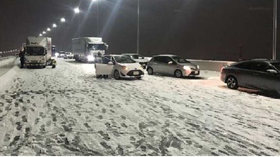 あすにかけて「関東地方南部の平地で積雪」きょう午後3時以降、東名や首都高速などで「予防的通行止め」実施へ