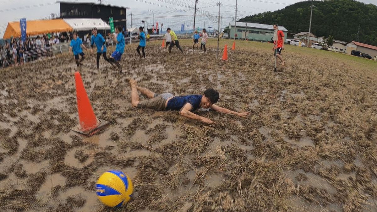 田植え前の水田にダイブ　熱戦「どろんこバレー」　ぬかるみに負けずプレー　鯖江市片上地区