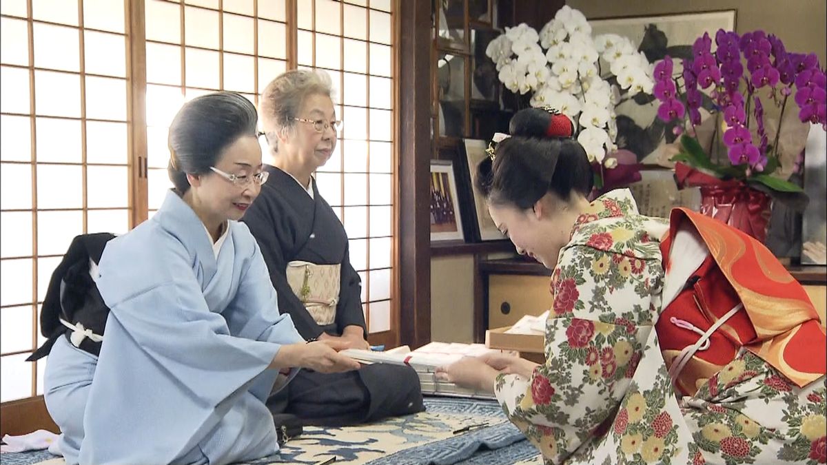 舞妓さんらが挨拶　花街で恒例の「事始め」