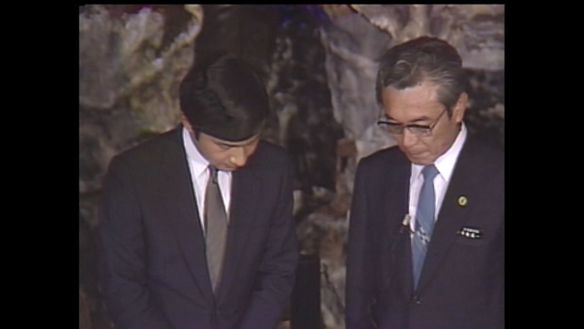 1987年9月19日 平和祈念資料館（当時）/沖縄戦の遺留品などをご覧になる天皇陛下（当時 浩宮さま）