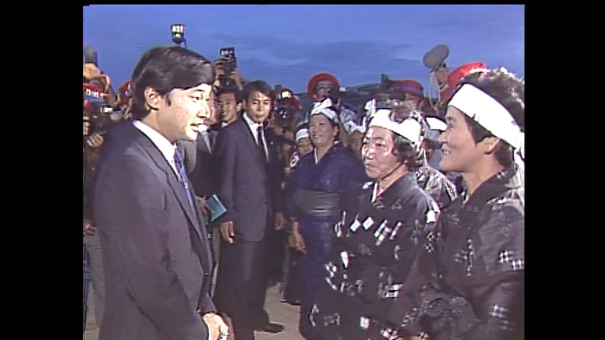 1987年9月21日 沖縄・本部町/郷土芸能を披露した女性たちに声をかけられる