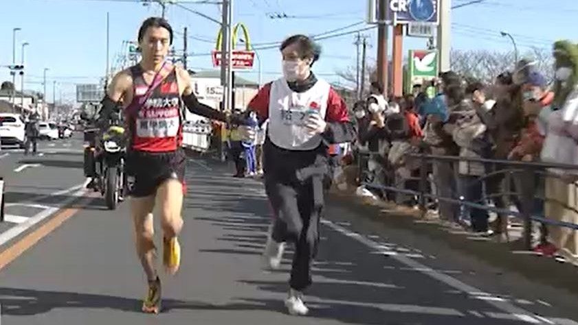 2022年の箱根駅伝に出走する弟・大翔選手(左)と給水係を務める兄・唯翔選手(右)
