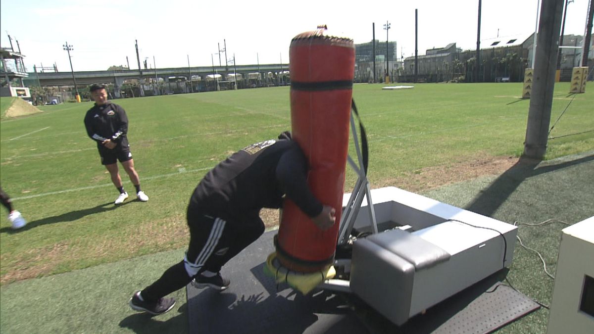 タックルの強さを測定すると、土台が浮き上がってしまうほど