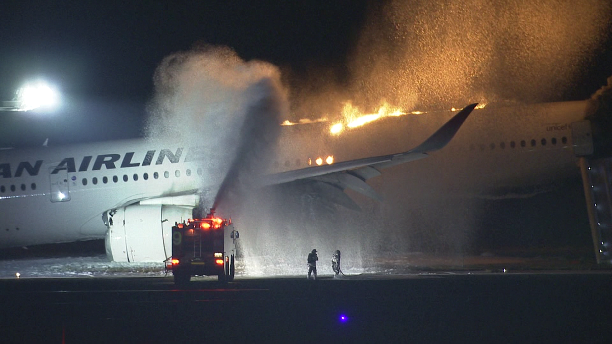 JAL機、海保機と衝突、炎上　乗客乗員379人は全員脱出　海保機は5人安否不明　羽田空港