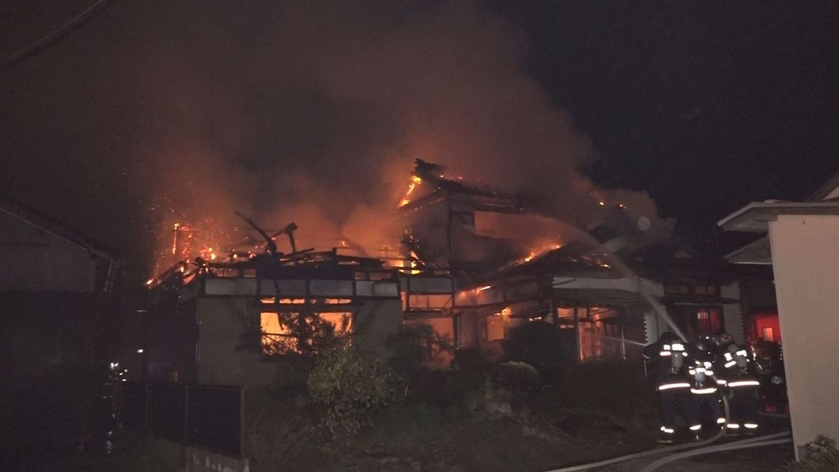 酒田市の住宅街で住宅全焼　家主と孫の女性2人がやけど　「仏壇がある辺りが一番燃えていたみたい」