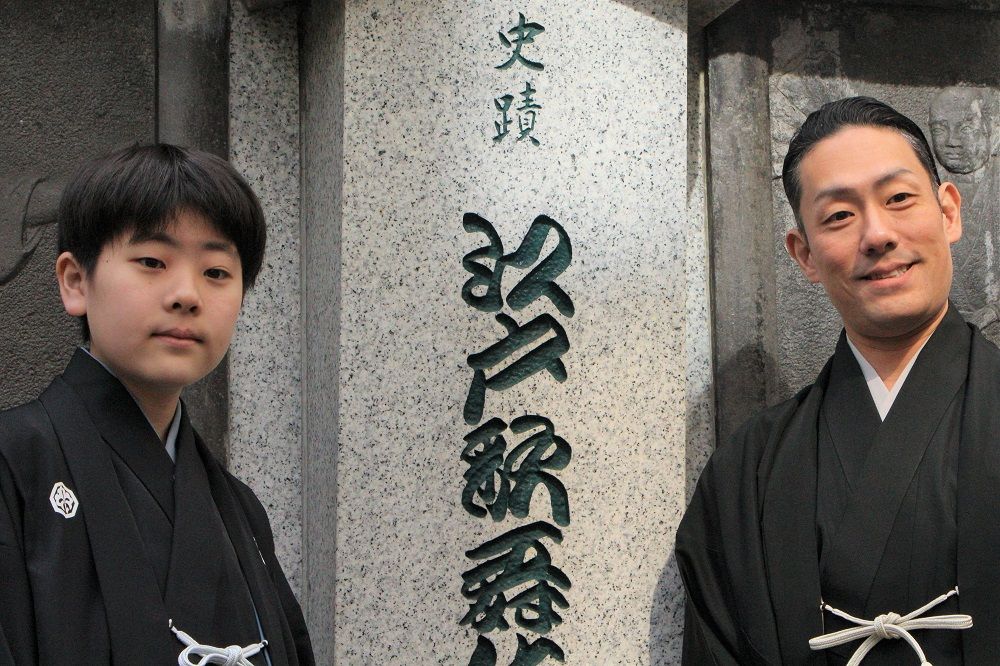 記念碑の前に立つ、中村勘太郎さんと中村勘九郎さん