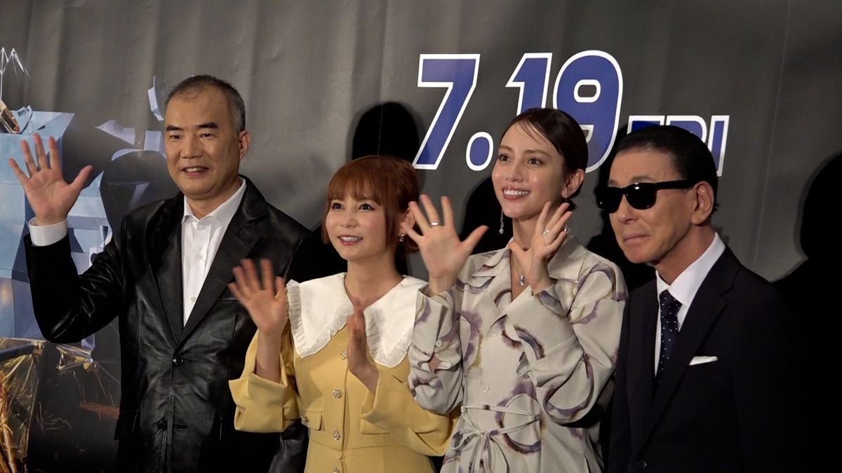 （左から）野口聡一さん、中川翔子さん、滝沢カレンさん、司会のジョニー志村さん