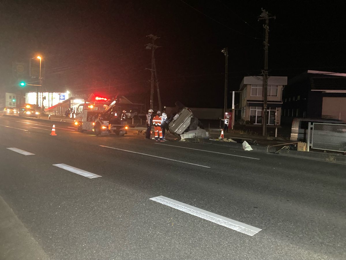 大崎市古川　事故で車が横転