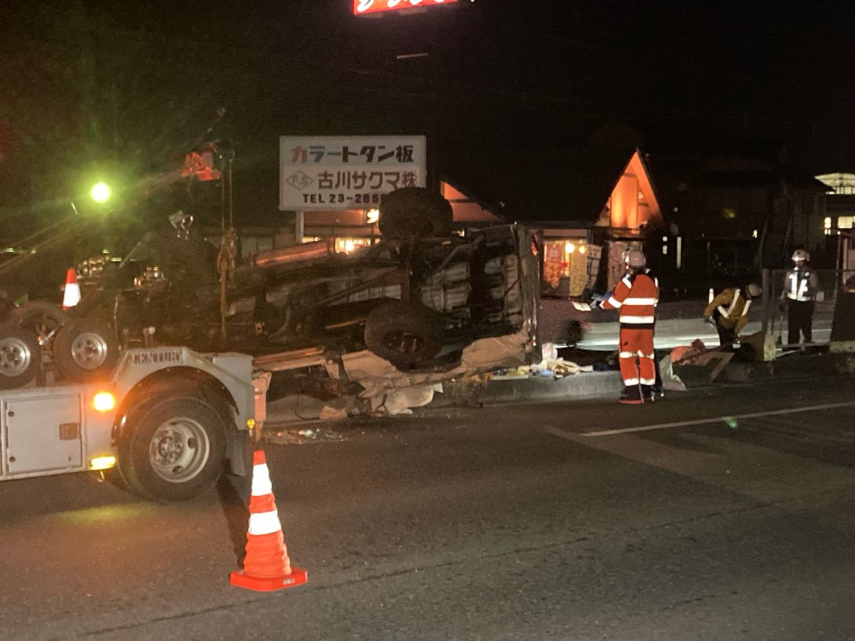 大崎市古川　事故で車が横転