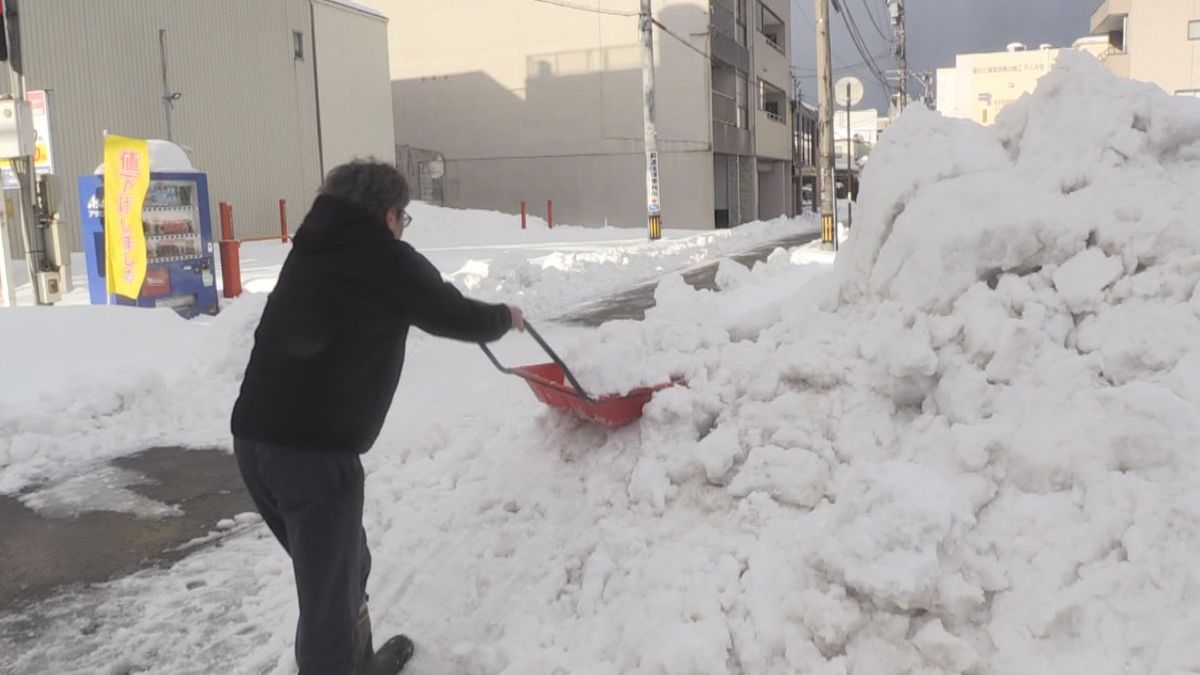 「きょう1日で終わってほしい…」市民が休日返上で雪かき　県内16人がケガ　県が注意呼びかけ