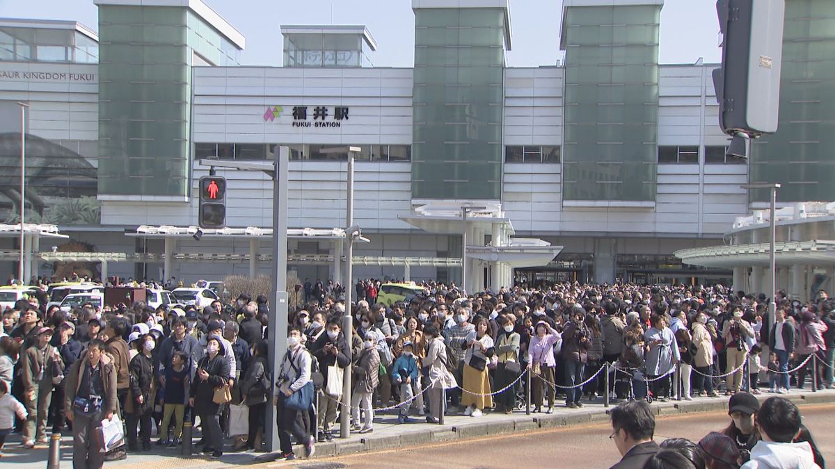 にぎわう福井駅前　開業直後“まるで渋谷”　想定以上の人出でトラブルも…