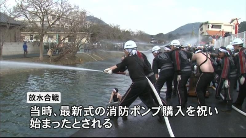 消防出初め式で勇壮放水合戦　熊本・南関町