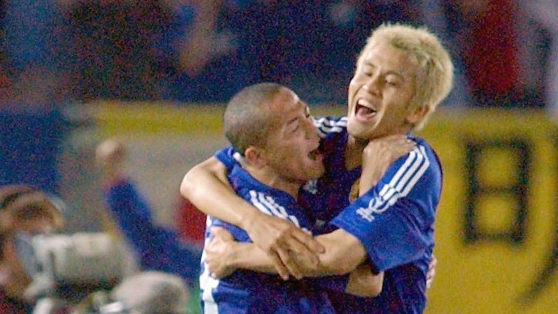 2002年日韓W杯ロシア戦　決勝ゴールの稲本潤一選手と抱き合う小野伸二選手（写真:アフロ）