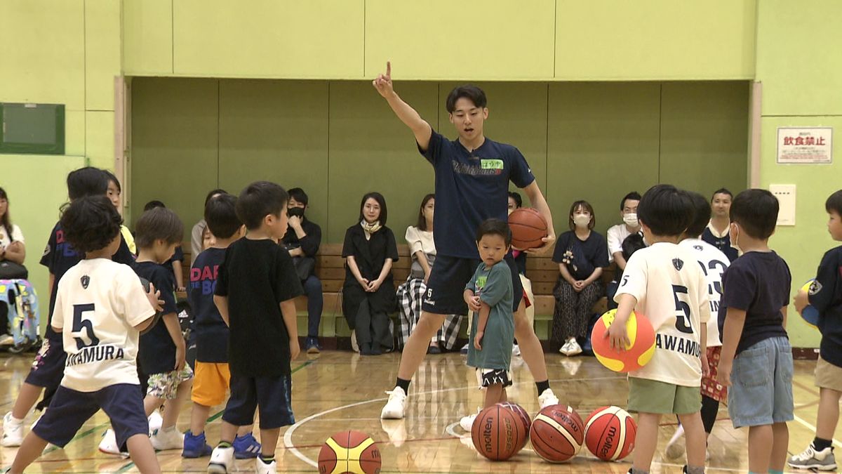 子どもたちに得意のドリブルを教える河村勇輝選手