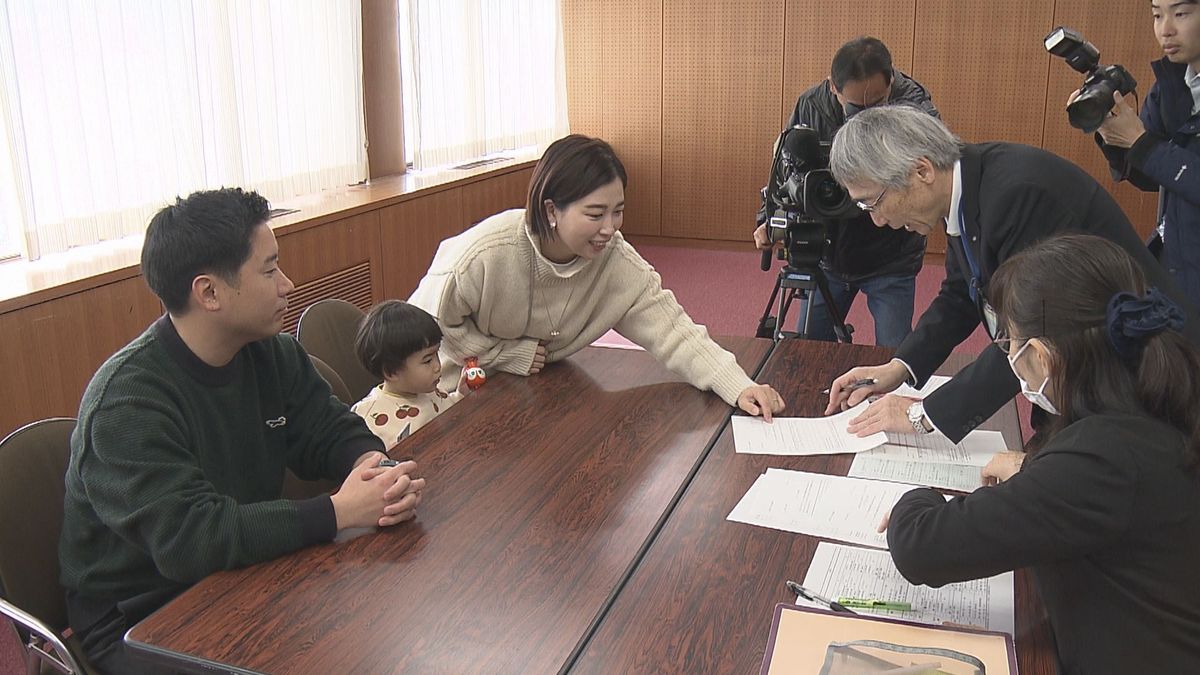 松山市で「ファミリーシップ制度」運用開始 夫婦別姓希望のカップルが届け出