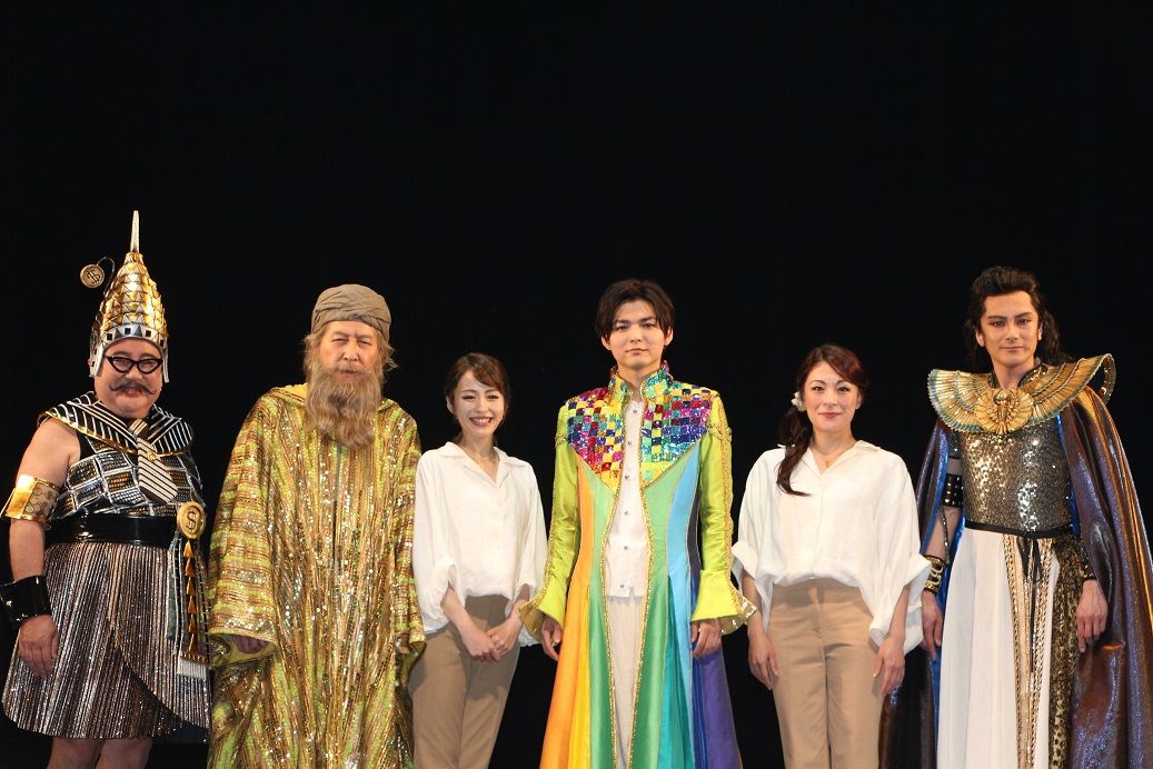 （左から）小浦一優さん（芋洗坂係長）、村井國夫さん、平野綾さん、薮宏太さん、シルビア・グラブさん、小西遼生さん