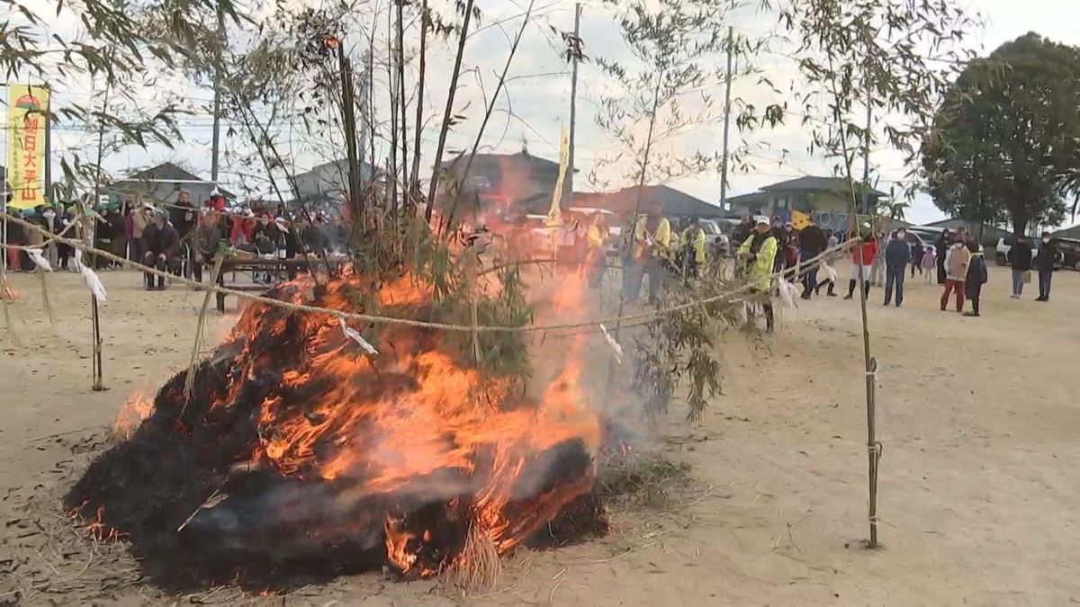 「平和で戦争の無い１年に」　伝統行事の「どんど焼き」で約２５０人が無病息災や安全を祈願　大分・別府