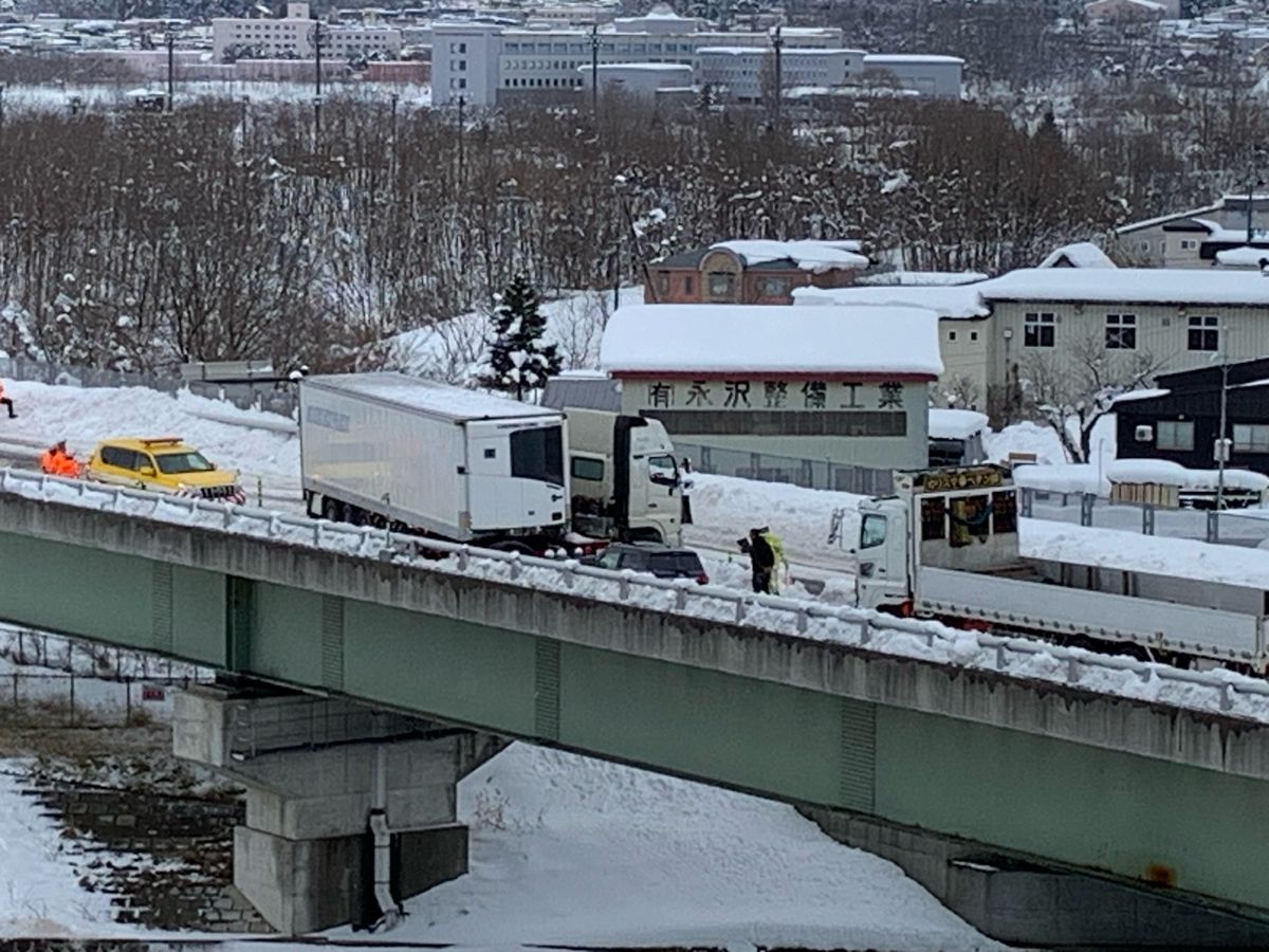 【午後2時55分解除】青森道　一部区間が事故で通行止め　大型トレーラーがスリップか