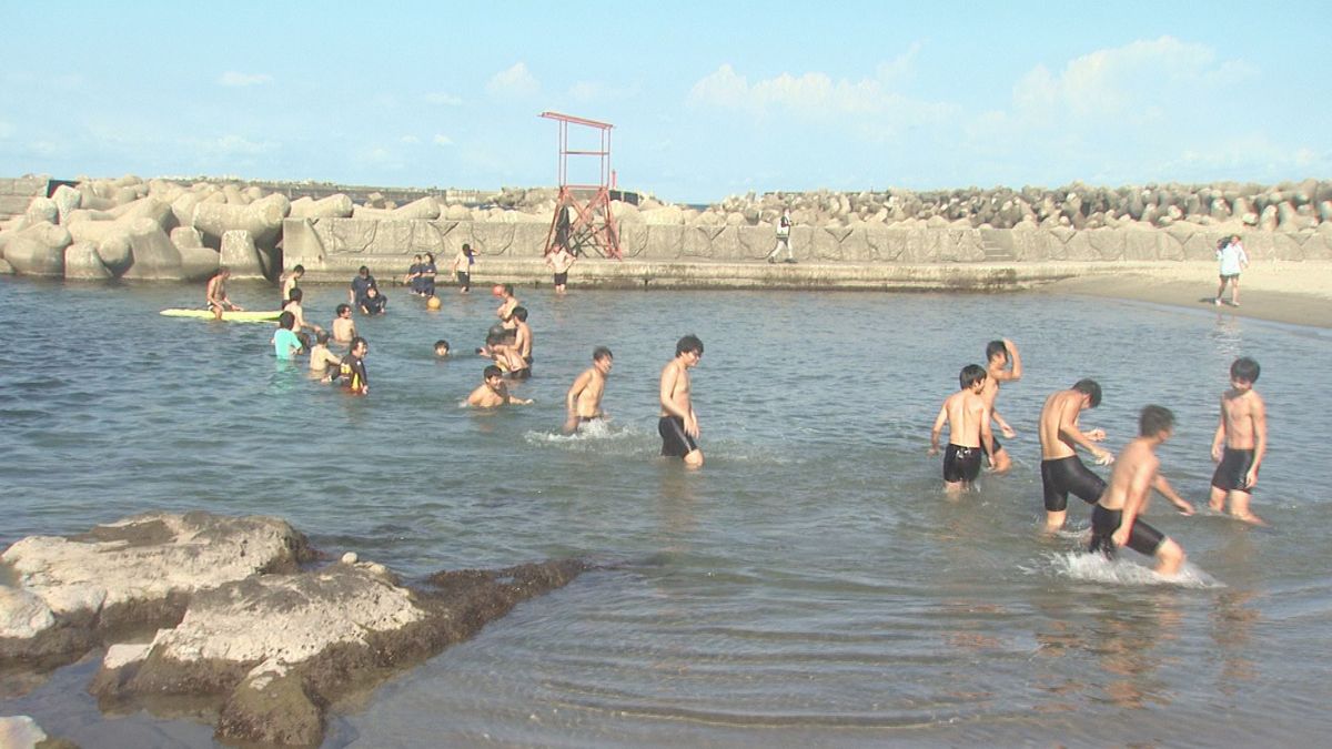 伝統の「水納め」　鶴岡市の加茂水産高の生徒が海で実習できたことに感謝