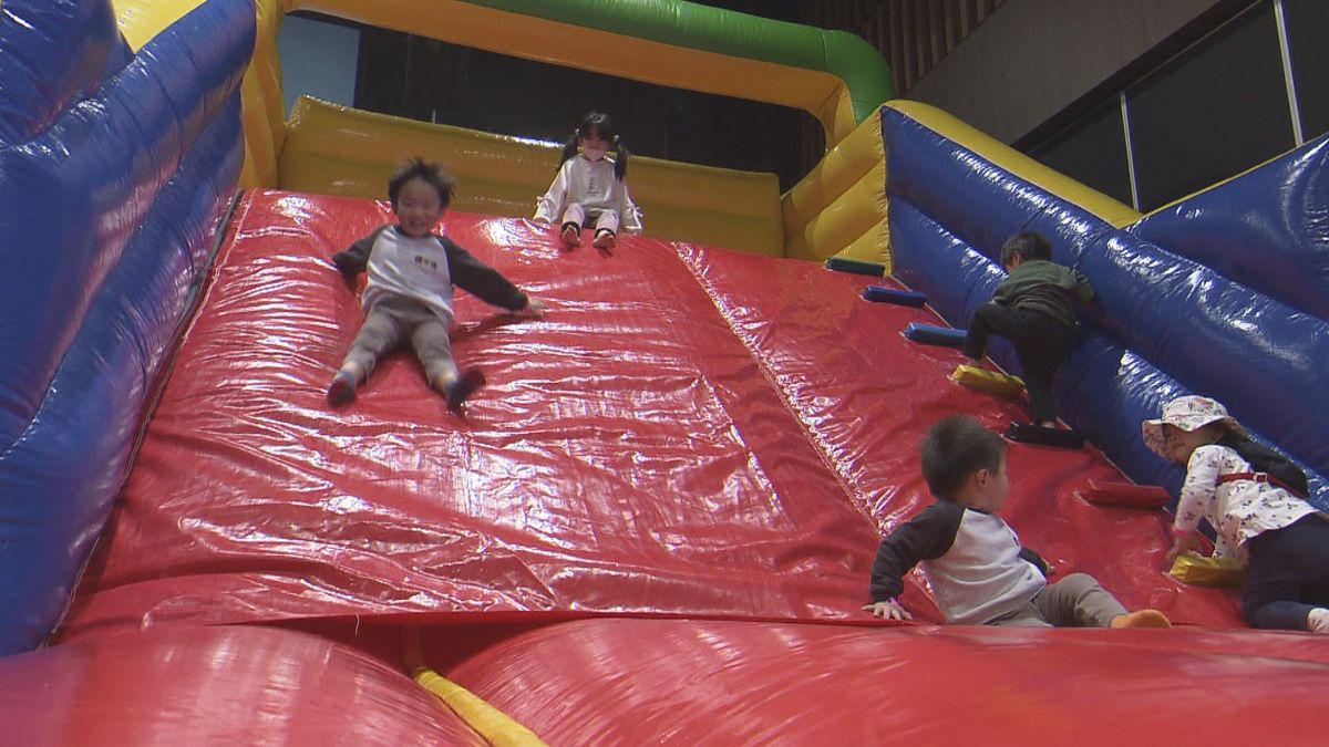 ふわふわアトラクション勢ぞろい　豪華食材がお得に　年末年始のTRETASでイベント　家族連れらでにぎわう