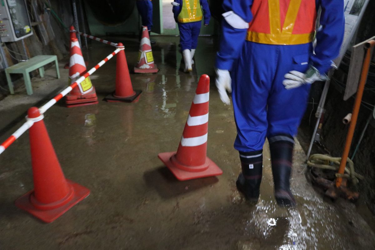 坑道内には地下水が浸み出ている場所も