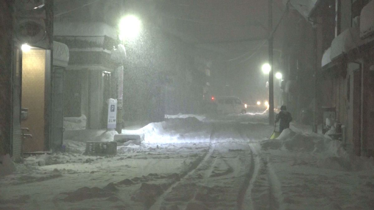 今シーズン初の“ドカ雪” 各地で除雪に追われる 大野市では“顕著な大雪”を観測 ピーク過ぎるも23日明け方まで注意･警戒を