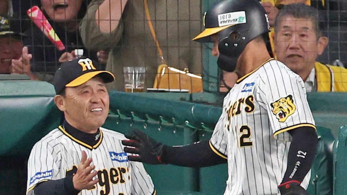 笑顔で選手を迎える阪神の岡田彰布監督(写真:時事)