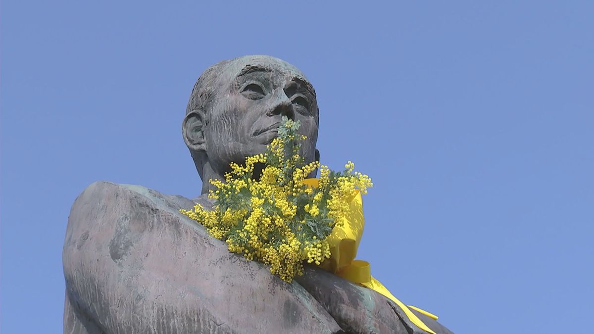 3月8日は「国際女性デー」 福沢諭吉像にシンボルのミモザ飾られる　大分県中津市