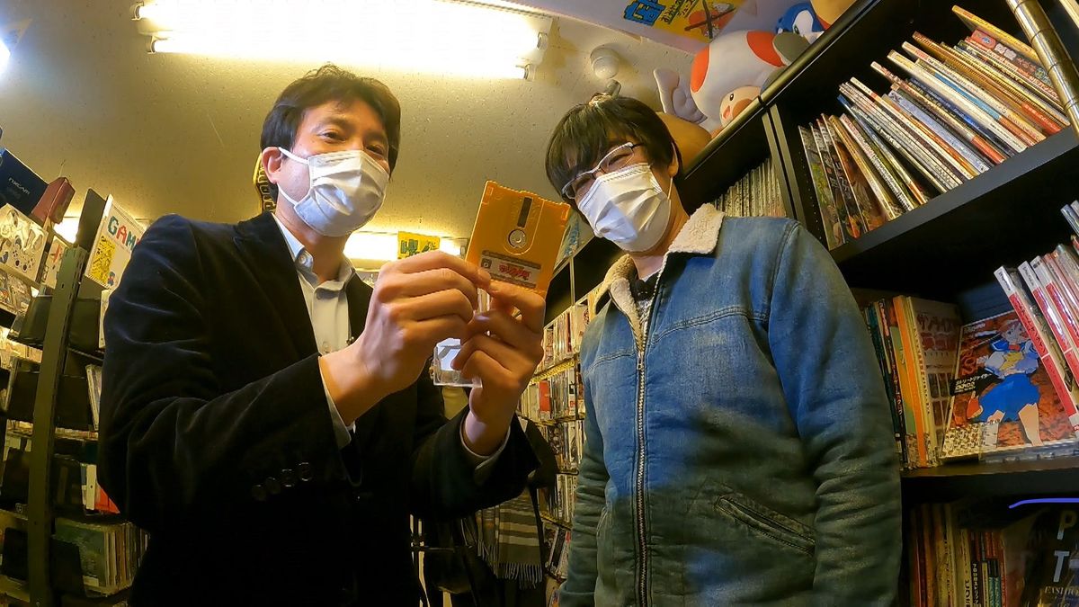 ファミリーコンピュータ・ディスクシステムを懐かしむ（右）豊本明長さん（左）雑誌『昭和50年男』の編集長・金子公貴さん