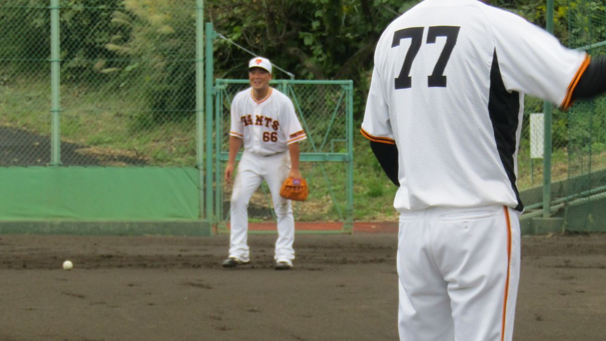 エラーして一瞬固まる香月一也選手（手前は元木大介コーチ）