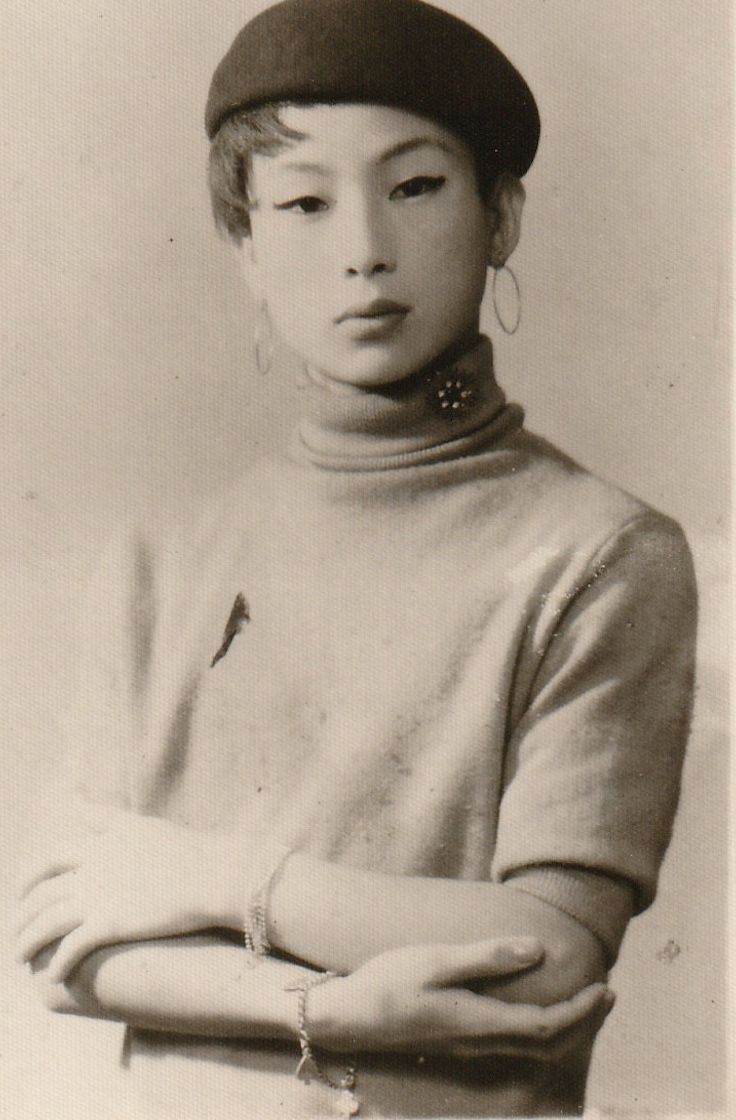 15歳の頃のカルーセルさん。札幌のゲイバー・べラミで舞台に立っていた
