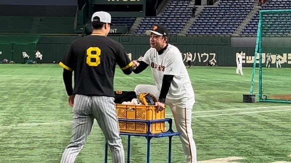 近畿大学出身の阪神・佐藤輝明　巨人・二岡智宏ヘッドにご挨拶　3連戦初日