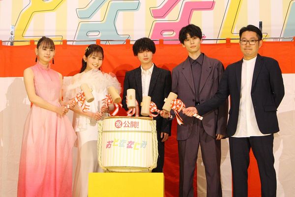 （左から）浅川梨奈さん、久間田琳加さん、井上瑞稀さん、萩原利久さん、髙橋洋人監督