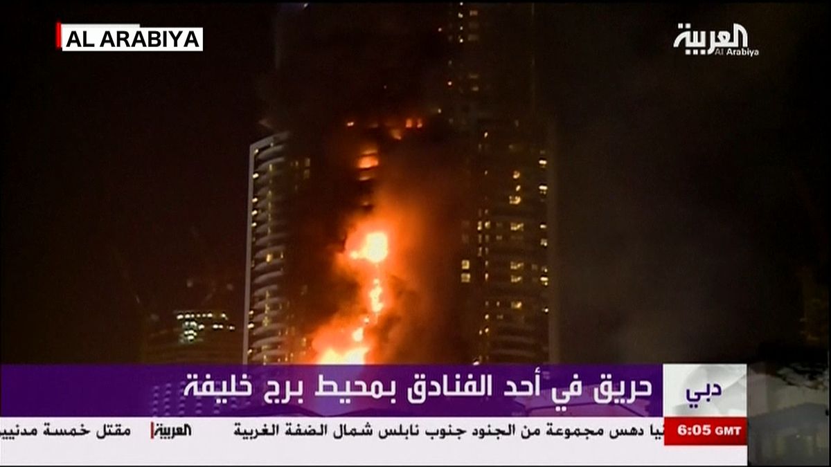 ドバイの６３階建てビルで大規模火災