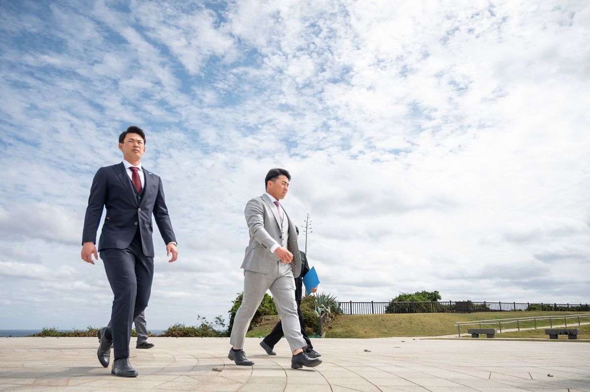 公園を巡り説明を受けた荒巻悠選手と浅野翔吾選手【写真：球団提供】