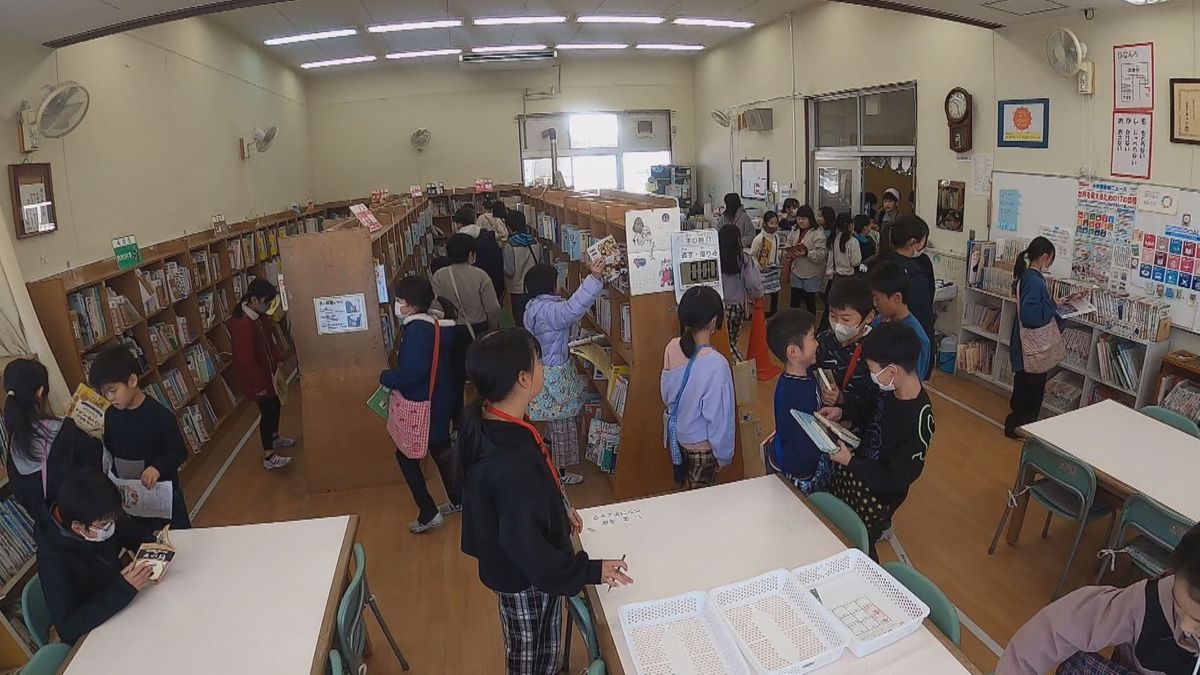 子どもたちが本に夢中になる”行列のできる図書館”　ユニークな仕掛け　図書館が子どもたちの居場所に